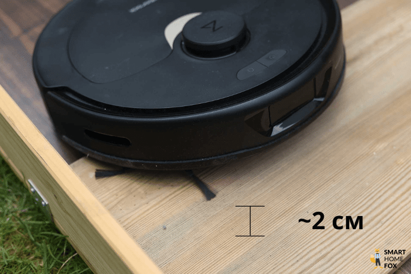 Der Roborock Q Revo überfährt im Test eine hohe Türschwelle.